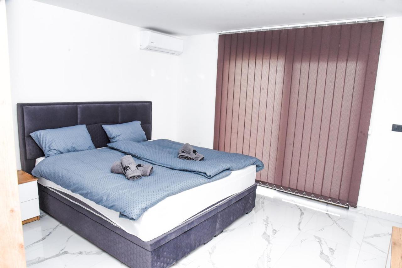 Luxury Villa M&B ทูซลา ภายนอก รูปภาพ