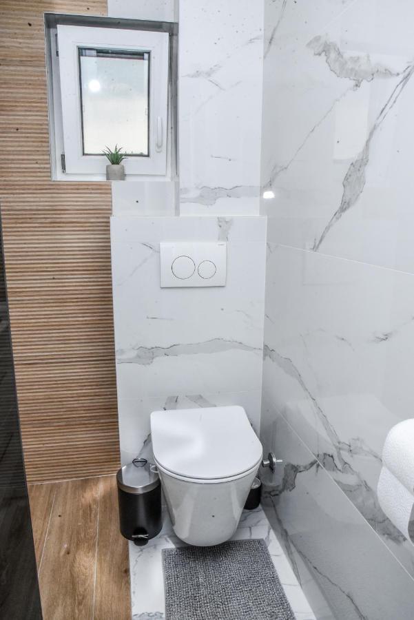 Luxury Villa M&B ทูซลา ภายนอก รูปภาพ