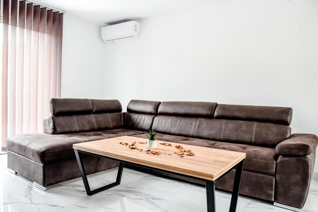 Luxury Villa M&B ทูซลา ภายนอก รูปภาพ