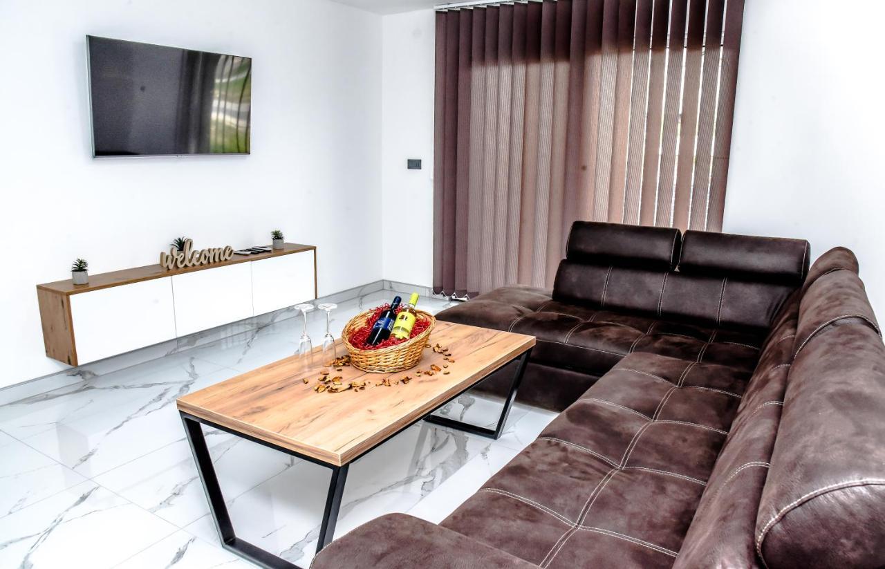 Luxury Villa M&B ทูซลา ภายนอก รูปภาพ