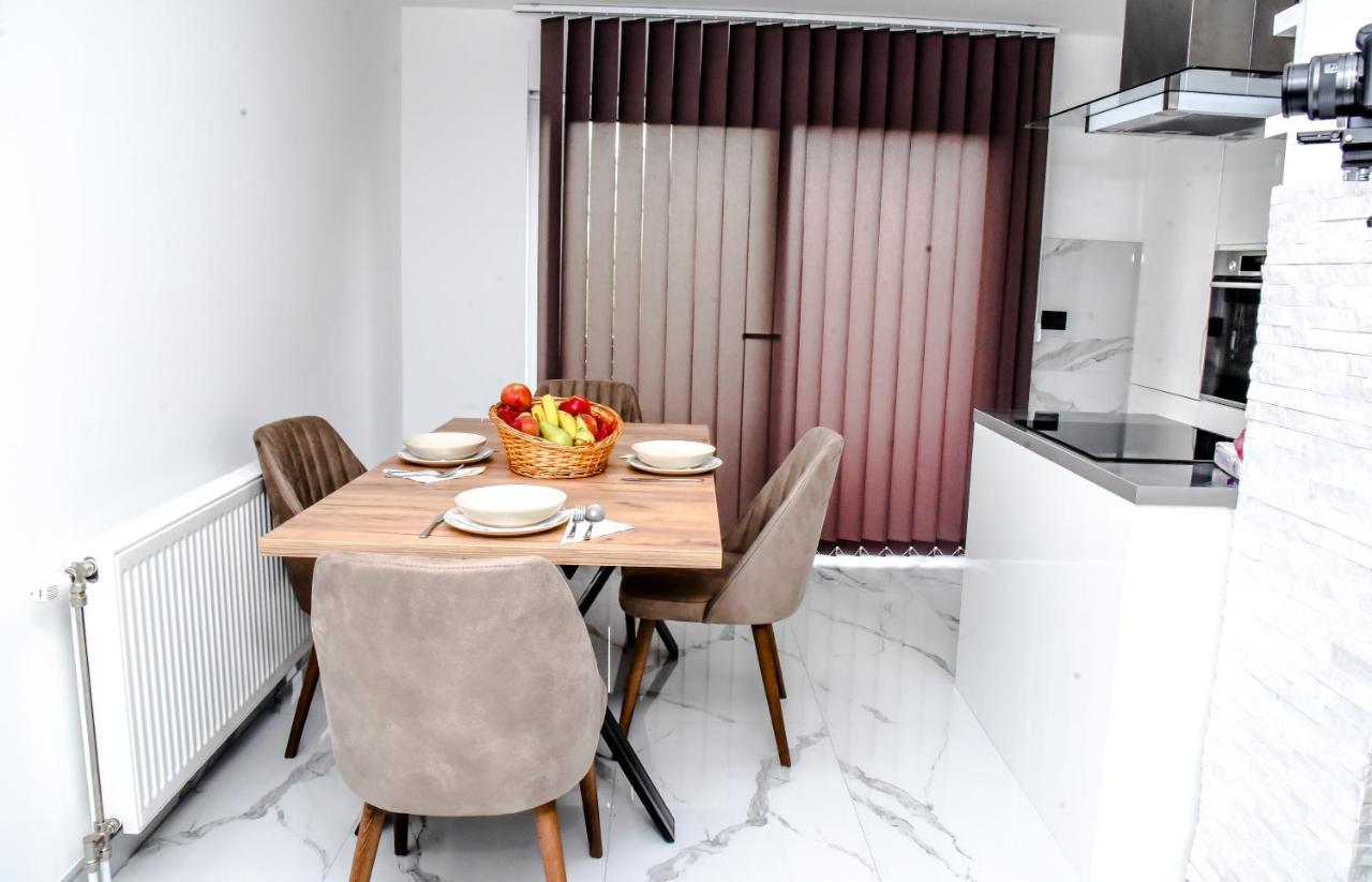 Luxury Villa M&B ทูซลา ภายนอก รูปภาพ